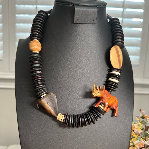 Very unique hand carved wood necklace from Kenya - Picture 4 of 13